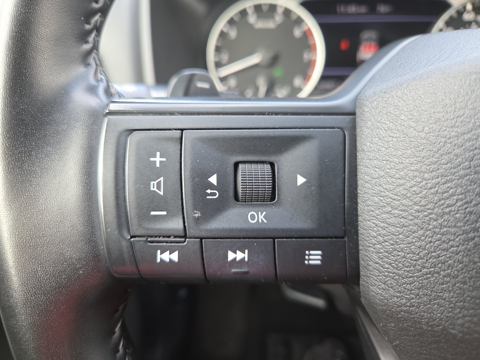 Used 2025 Nissan Rogue SV AWD/4WD image 19