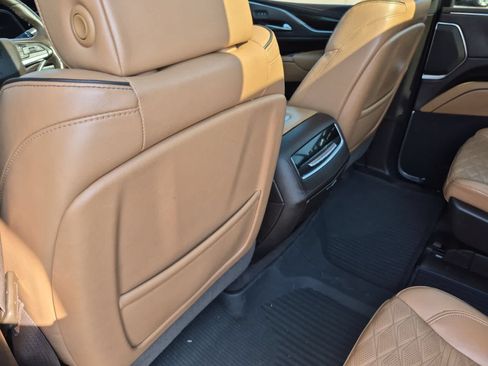 Used 2021 Cadillac Escalade ESV Premium Luxury AWD/4WD image 18