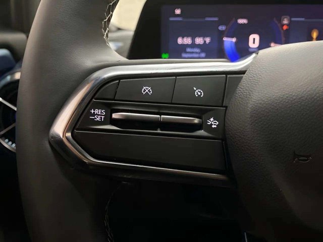 Used 2024 Chevrolet Equinox EV LT FWD image 31