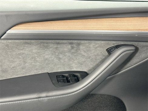 Used 2025 Tesla Model Y Long Range image 21