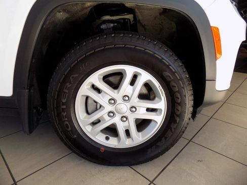 Used 2024 Jeep Grand Cherokee Laredo w/ MOPAR Finishing Package image 10