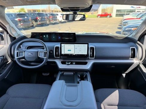 Used 2025 Ford Expedition Active image 2