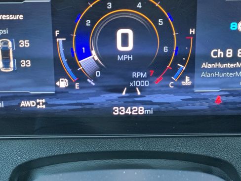 Used 2025 Chevrolet Traverse Z71 image 3