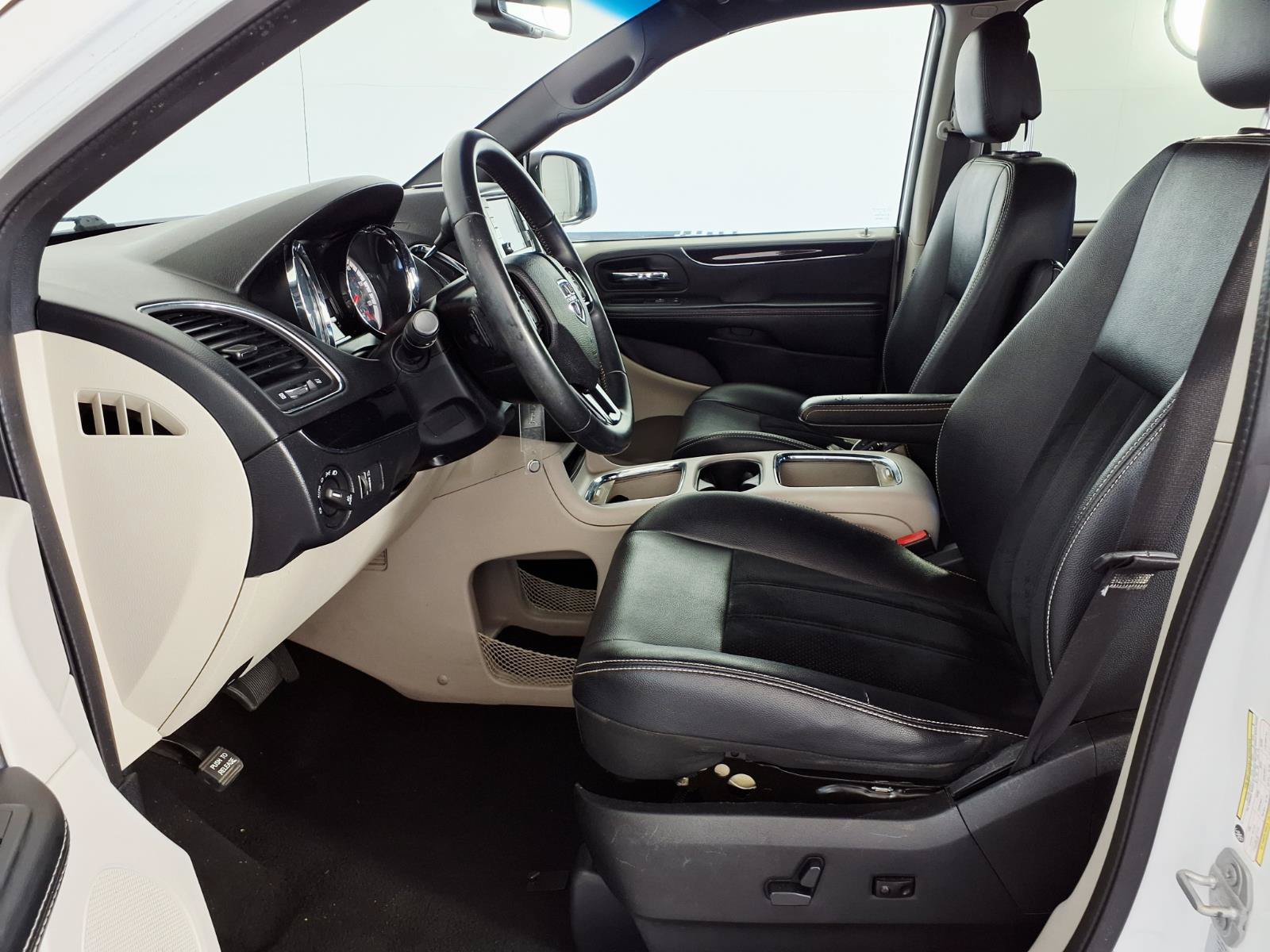 Used 2017 Dodge Grand Caravan SXT FWD image 9