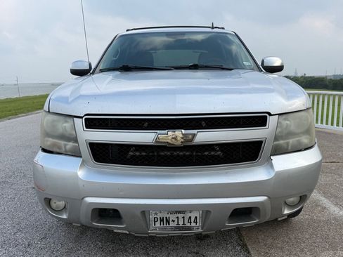 Used 2011 Chevrolet Avalanche LT w/ Regional Value Package AWD/4WD image 2