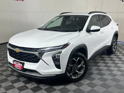 Used 2024 Chevrolet Trax LT w/ Driver Confidence Package FWD image 1