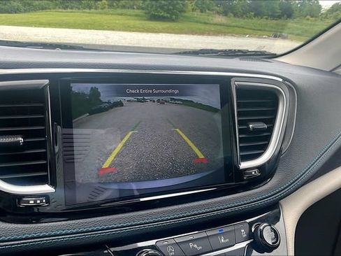 Used 2021 Chrysler Pacifica Touring-L FWD image 20