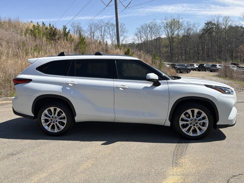 Used 2022 Toyota Highlander Limited image 4