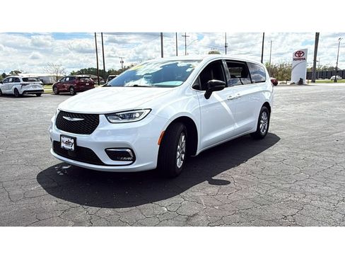 Used 2025 Chrysler Pacifica Select FWD image 3