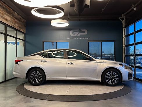 Used 2024 Nissan Altima 2.5 SV image 2