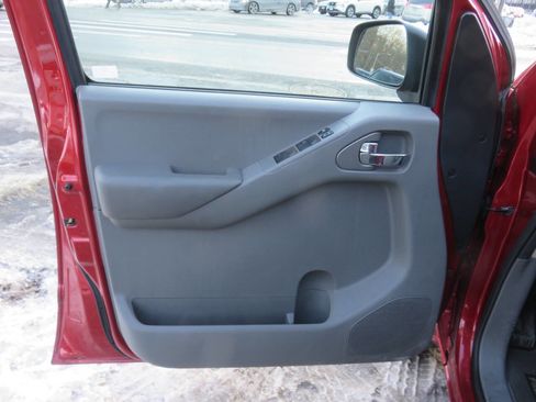 Used 2013 Nissan Frontier SV image 21