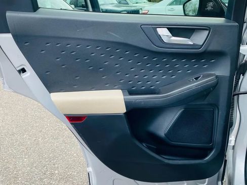 Used 2020 Ford Escape SE image 30