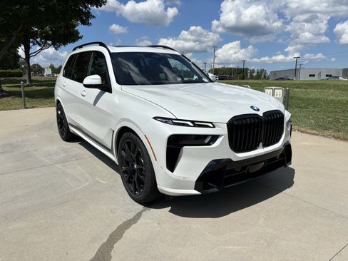 New 2027 BMW X7 xDrive40i w/ M Sport Package AWD/4WD image 2