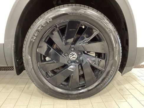 Used 2024 Volkswagen Atlas SE AWD/4WD image 25