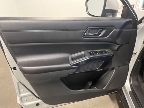 Used 2024 Nissan Pathfinder SV image 24