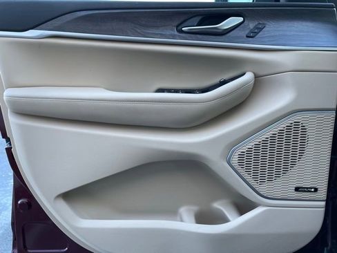 Used 2023 Jeep Grand Cherokee Limited w/ Luxury Tech Group II image 10