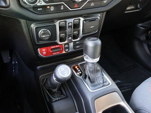 Used 2024 Jeep Gladiator Rubicon w/ Technology Group image 38