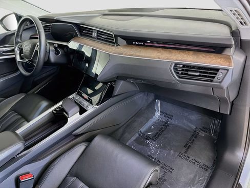 Used 2019 Audi e-tron Prestige w/ Prestige Package AWD/4WD image 31