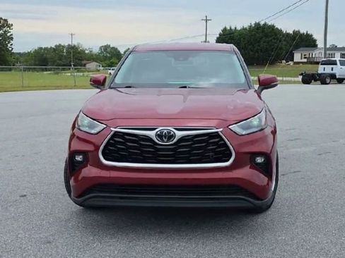 Used 2024 Toyota Highlander LE FWD image 3