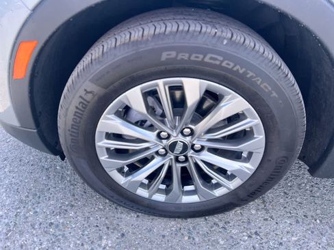 Used 2024 Cadillac XT4 Premium Luxury image 10