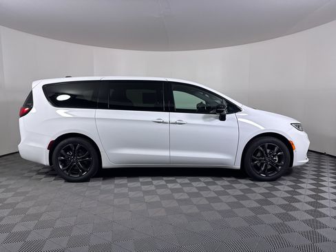 New 2026 Chrysler Pacifica Select FWD image 17