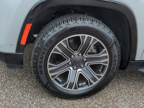 Used 2024 Jeep Wagoneer Series II w/ Flexible Seating Group RWD image 10