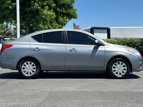 Used 2014 Nissan Versa SV FWD image 3