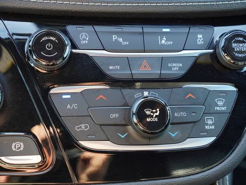 Certified 2025 Chrysler Pacifica Limited FWD image 30