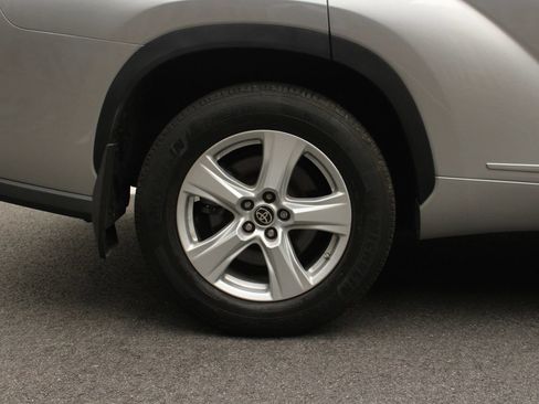 Used 2022 Toyota Highlander L AWD/4WD image 5