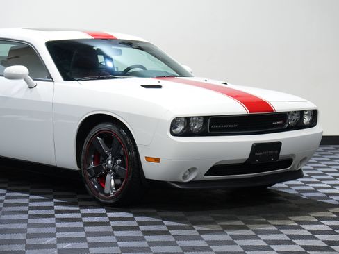 Used 2014 Dodge Challenger SXT RWD image 9