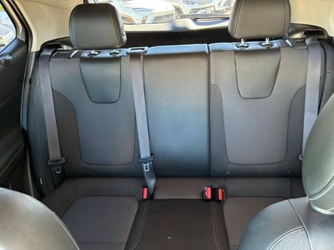 Used 2025 Buick Encore GX Preferred AWD/4WD image 37