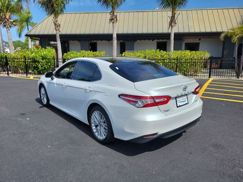 Used 2018 Toyota Camry XLE FWD image 8