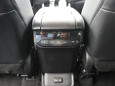 Used 2025 Toyota Highlander XLE AWD/4WD image 19