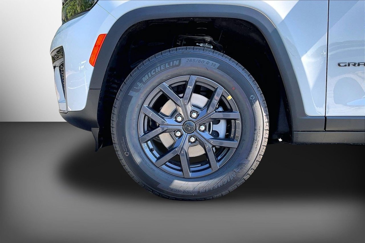 New 2027 Jeep Grand Cherokee Altitude RWD image 31