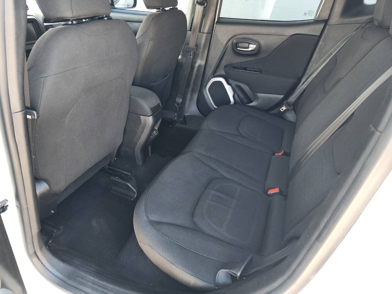Used 2018 Jeep Renegade Latitude FWD image 10