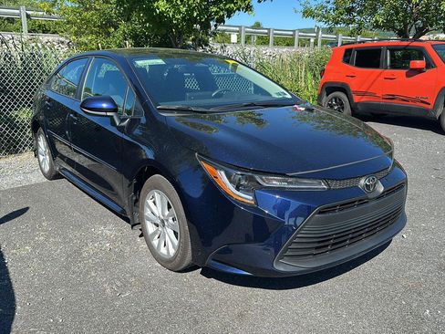 Used 2025 Toyota Corolla LE w/ LE Premium Package FWD image 16