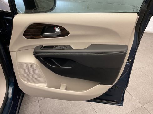 Certified 2024 Chrysler Pacifica Limited image 25