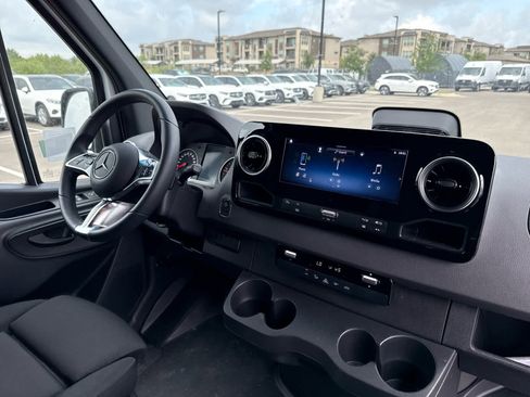 Used 2025 Mercedes-Benz Sprinter 2500 image 20