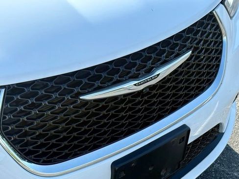 Used 2023 Chrysler Pacifica Touring-L image 14