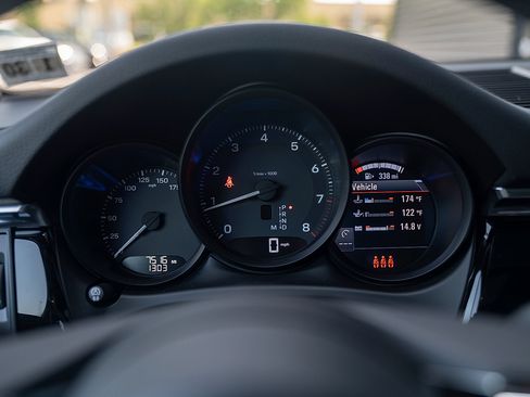 Certified 2025 Porsche Macan AWD/4WD image 6