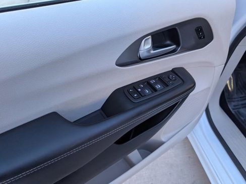 Used 2024 Chrysler Pacifica Touring-L image 8