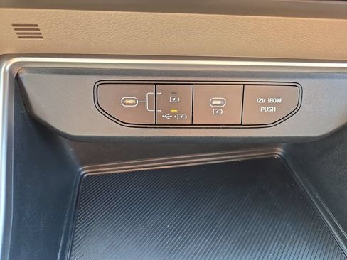 Used 2025 Kia Carnival FWD image 32
