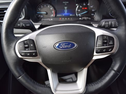 Used 2023 Ford Explorer XLT w/ Equipment Group 202A AWD/4WD image 11