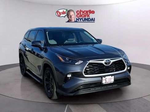 Used 2024 Toyota Highlander LE FWD image 7