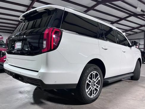 Used 2025 Ford Expedition Active AWD/4WD image 2