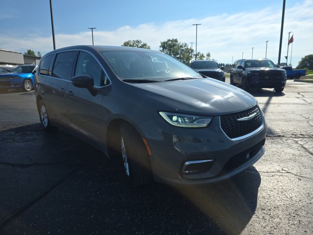 Used 2023 Chrysler Pacifica Touring-L FWD image 8