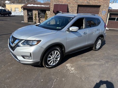 Used 2017 Nissan Rogue SV w/ SV Premium Package image 8