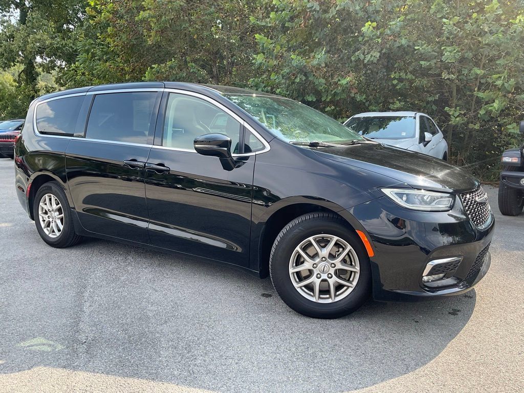 Used 2024 Chrysler Pacifica Touring-L FWD image 1