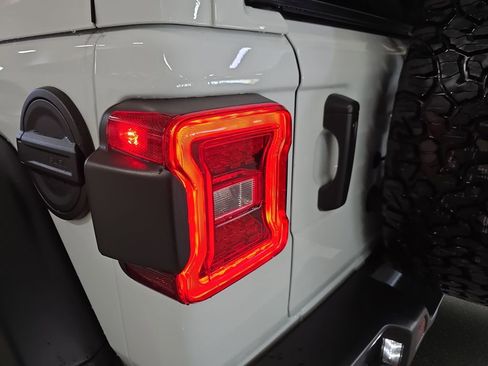 Used 2024 Jeep Wrangler Unlimited Rubicon AWD/4WD image 31