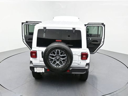 Used 2026 Jeep Wrangler Unlimited Sahara AWD/4WD image 25